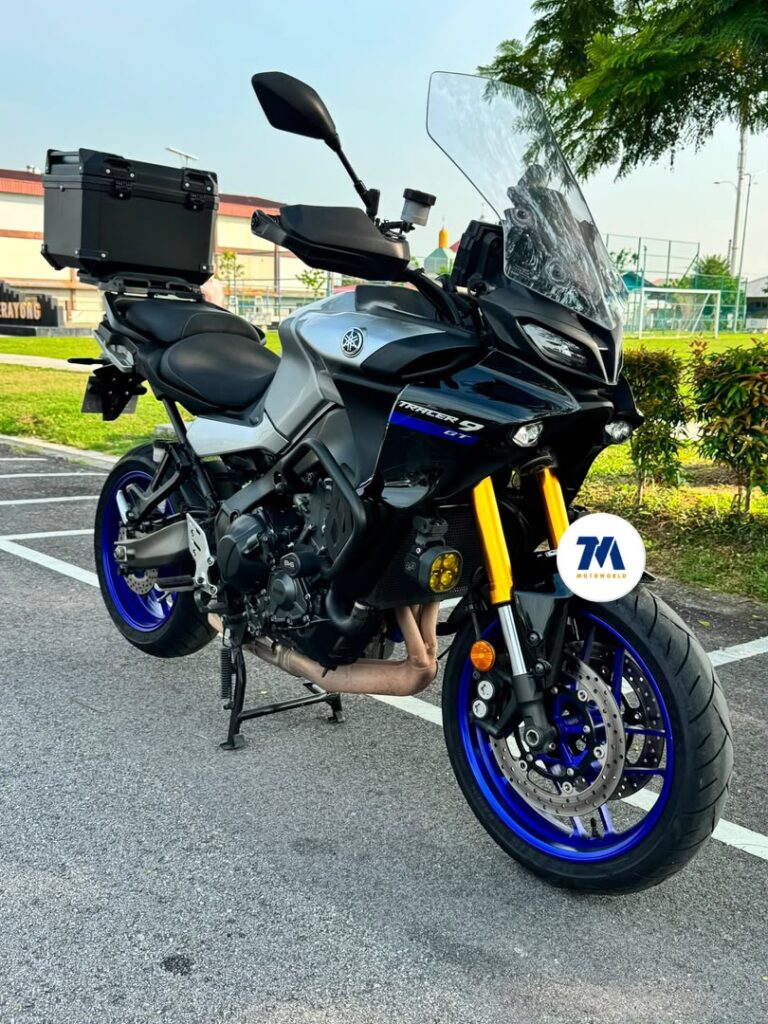 Front-3/4 view of the motorcycle with headlight and handlebars visible