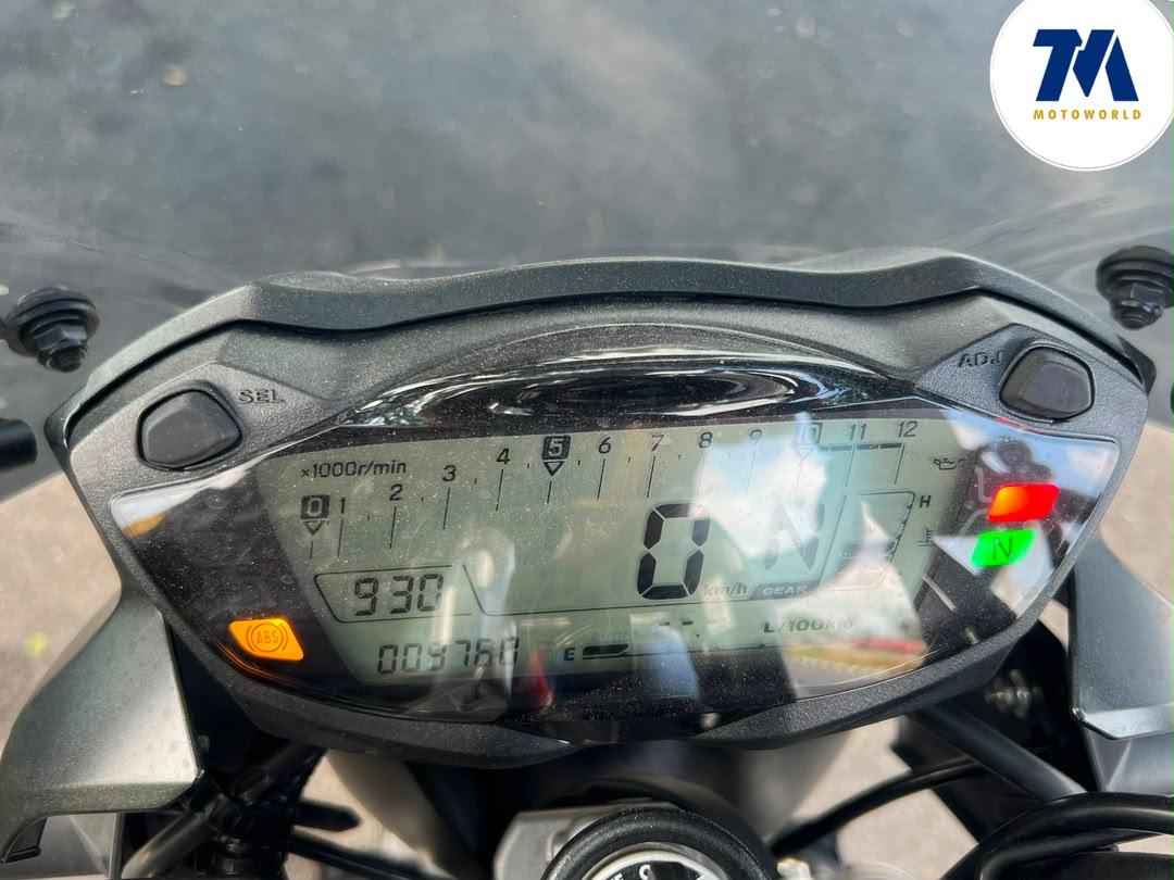 2025 Suzuki SV650 | Top Box | Low Mileage - Image 5