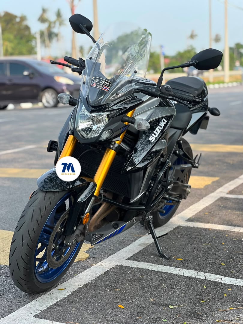 front view of the motorcycle with headlight, fairing, and handlebars visible