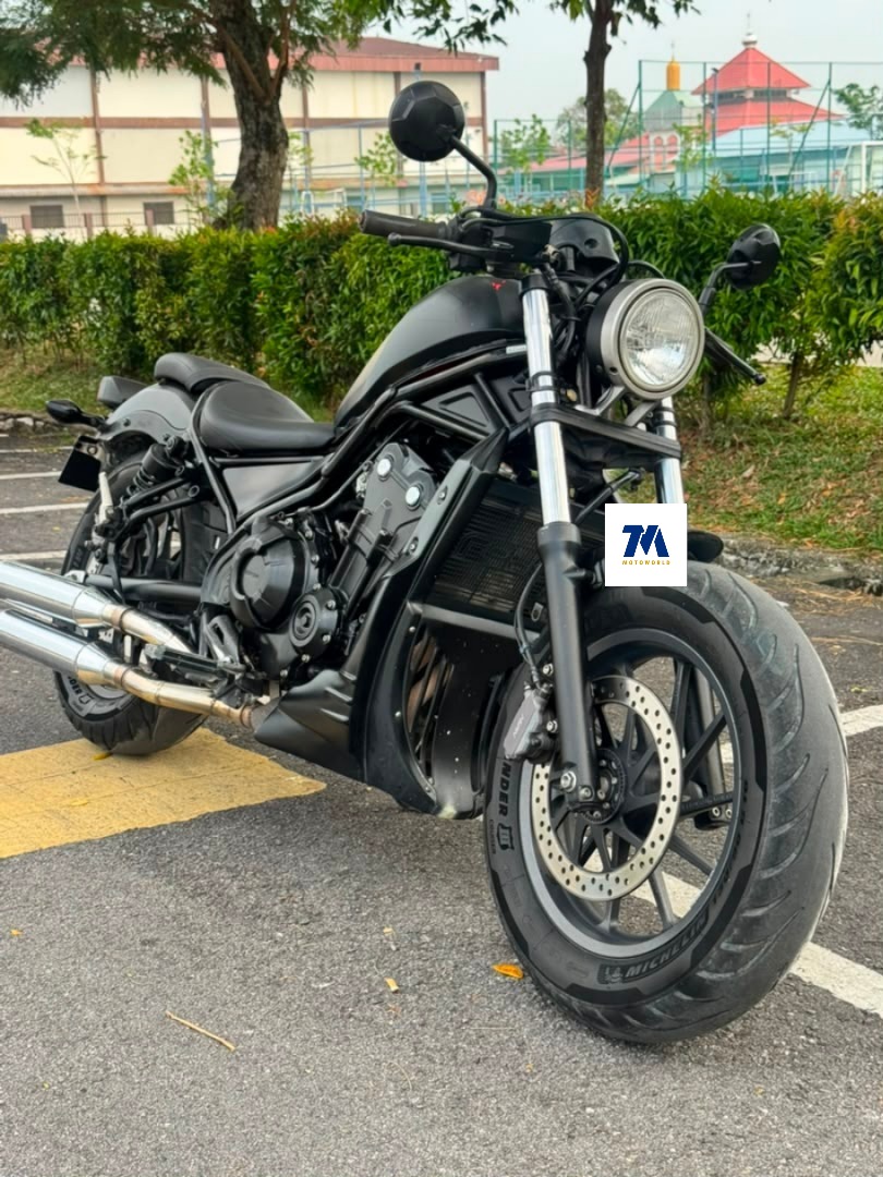 Front-3/4 view of the motorcycle with headlight and handlebars visible