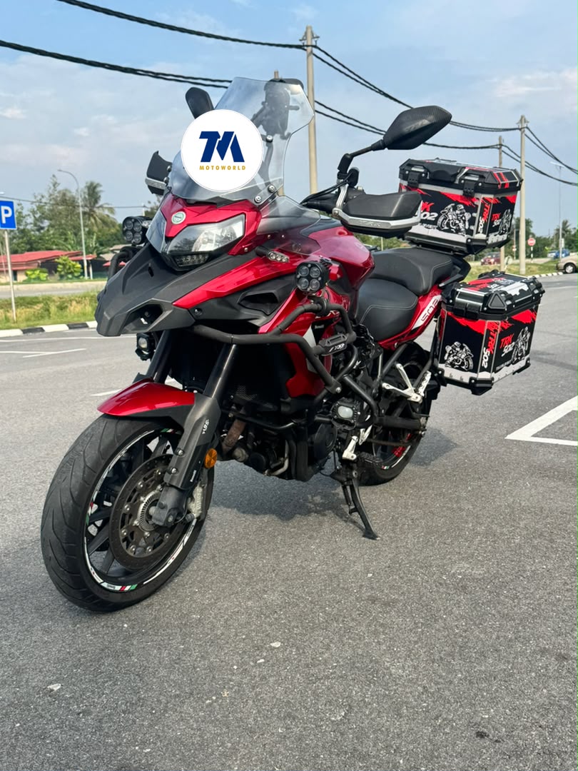 Front view of the Benelli TRK 502 LE motorcycle