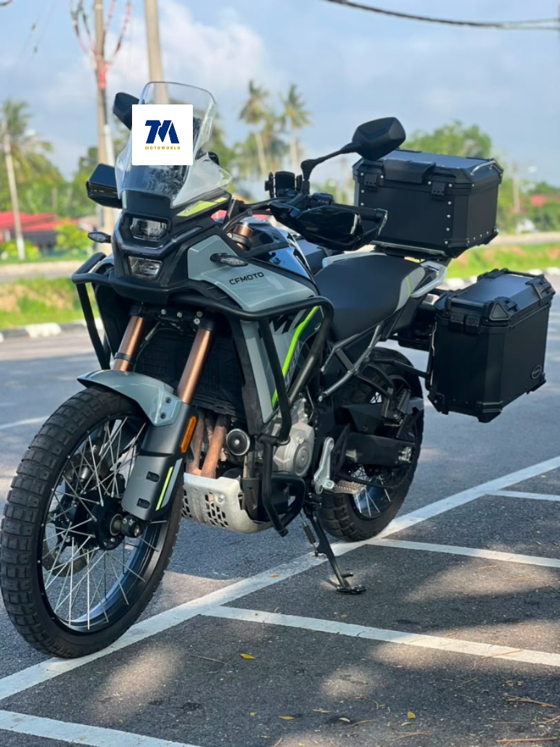 Front-3/4 view of CFMOTO 450MT motorcycle, black with luggage boxes
