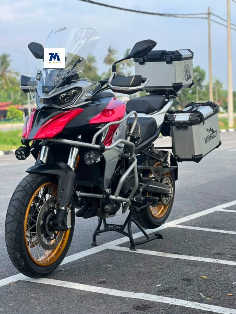 Front view of QJMOTO SRT800 motorcycle with panniers