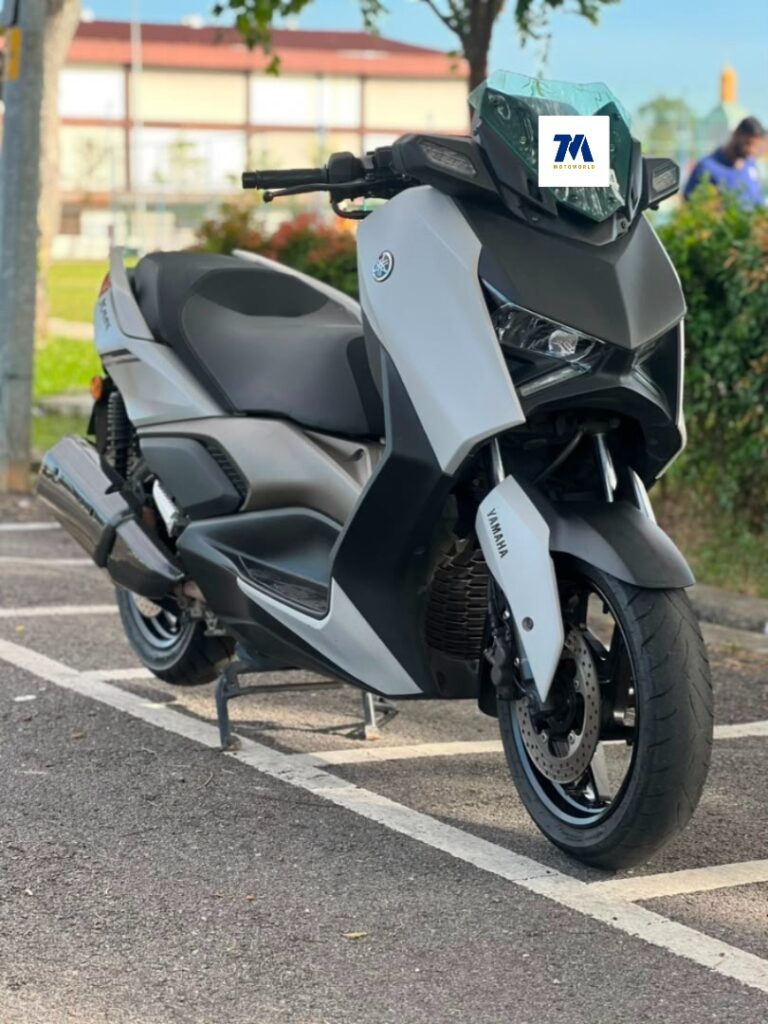 Yamaha XMAX 250 V2 facing the camera in grey