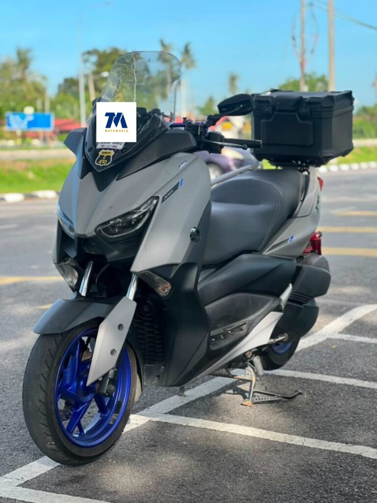 Front view of a grey Yamaha XMAX 250 motorcycle facing the camera.