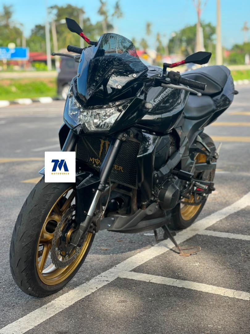 Front 3/4 view of the black Kawasaki Z750 motorcycle