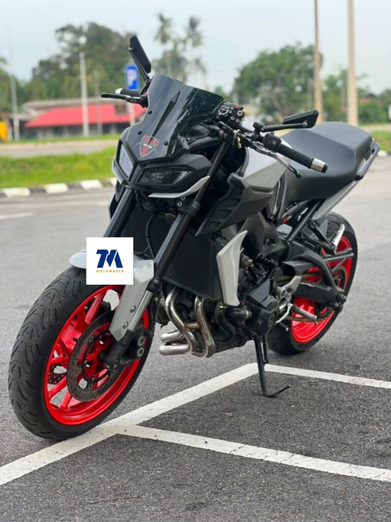 front view of Yamaha MT09 V2 motorcycle with original color and red wheels
