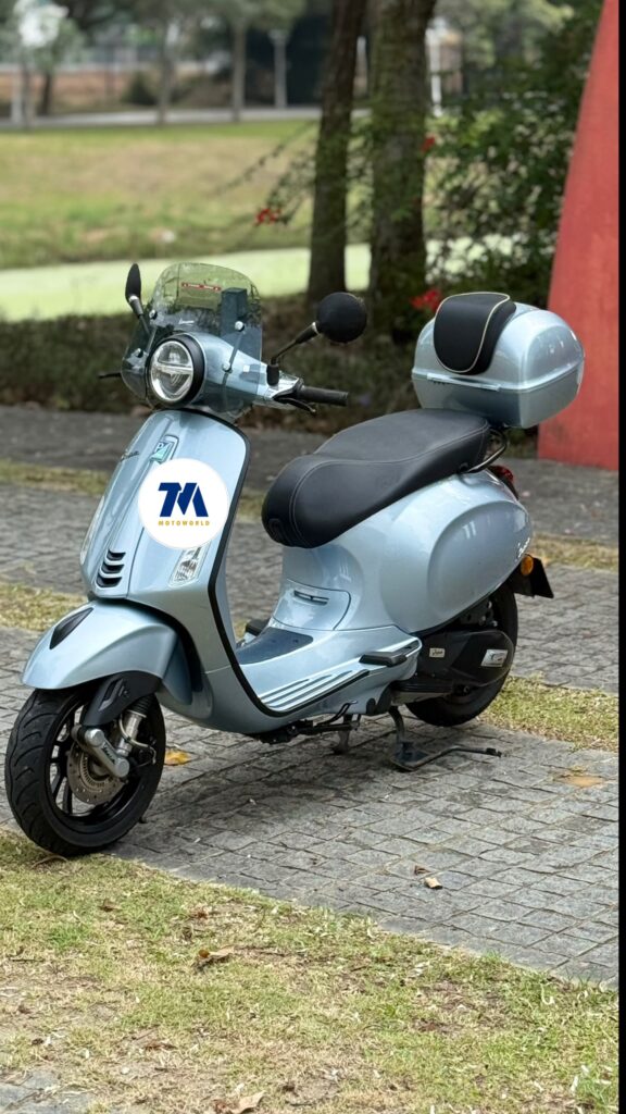 Front-view of a Vespa Primavera 150 ABS with a box