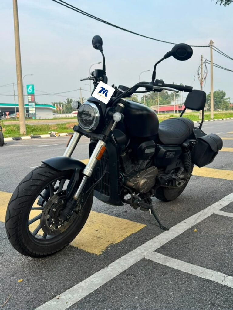 Front-3/4 view of the black QJMOTO SRV250 motorcycle