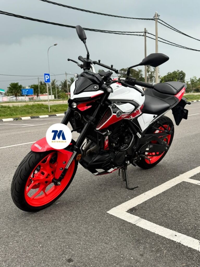 Yamaha MT-25 motorcycle facing the camera with red and white design