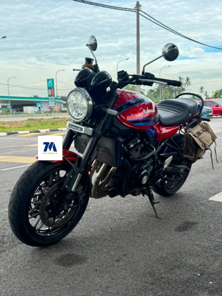 Front view of the Kawasaki Z900 RS motorcycle