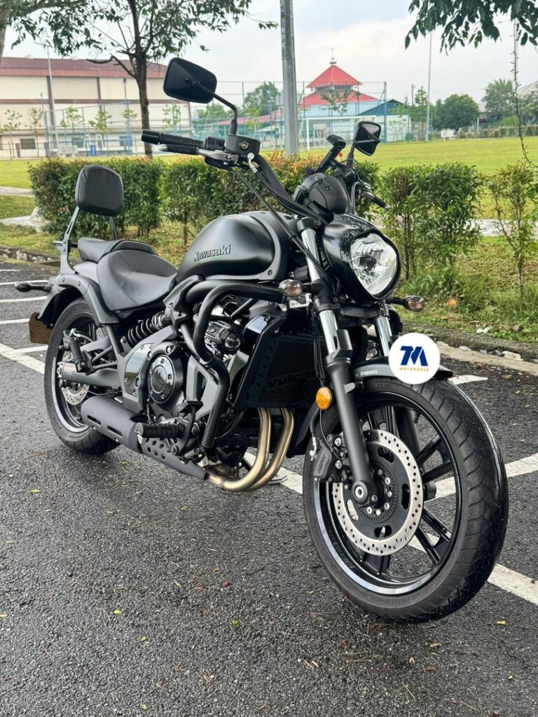 Front 3/4 view of Kawasaki Vulcan S motorcycle