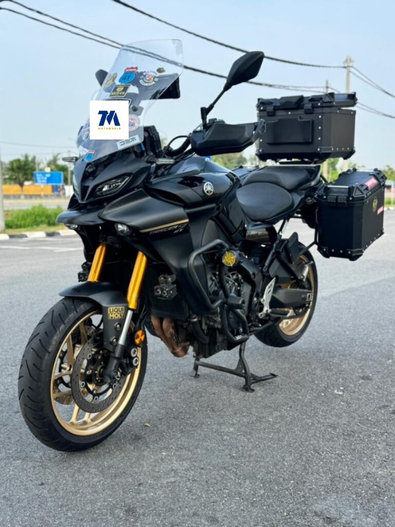 Front view of the Yamaha Tracer 9GT V3 Super Black