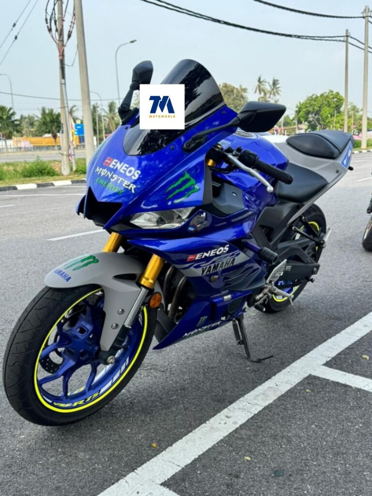 Yamaha R25 in blue, front-facing view