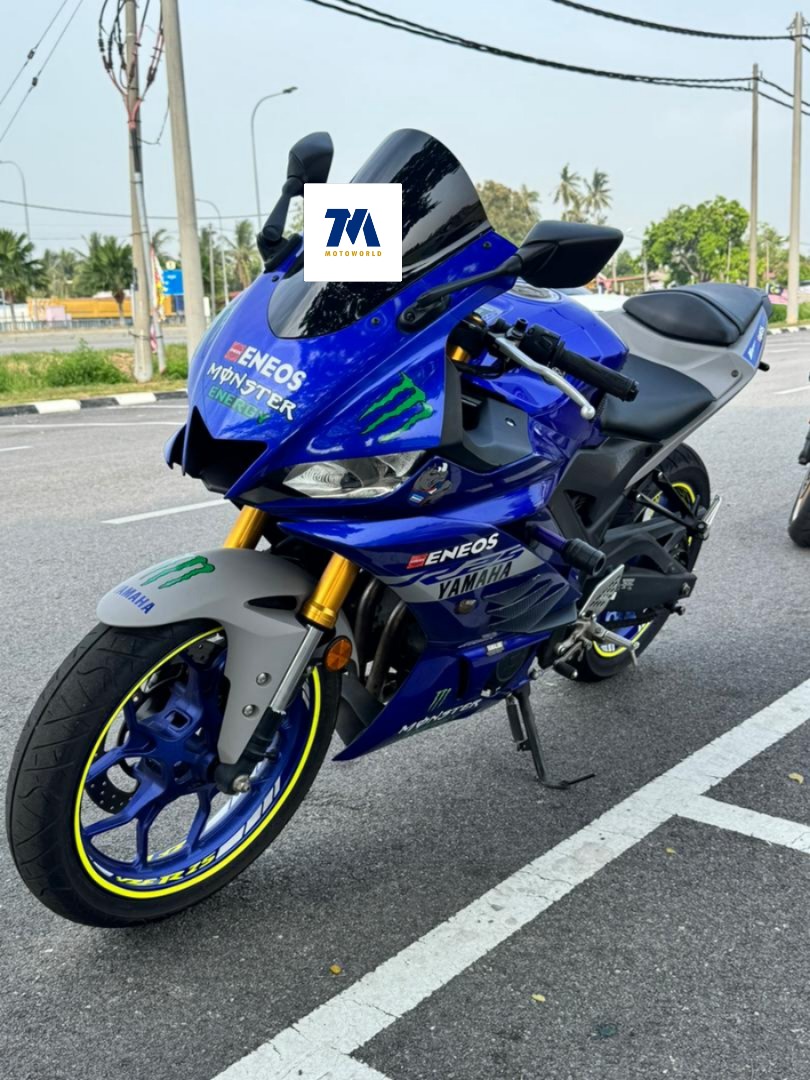 Yamaha R25 in blue, front-facing view