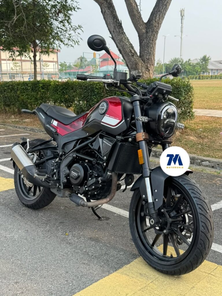 Front-3/4 view of the Benelli Leoncino 250 SE motorcycle