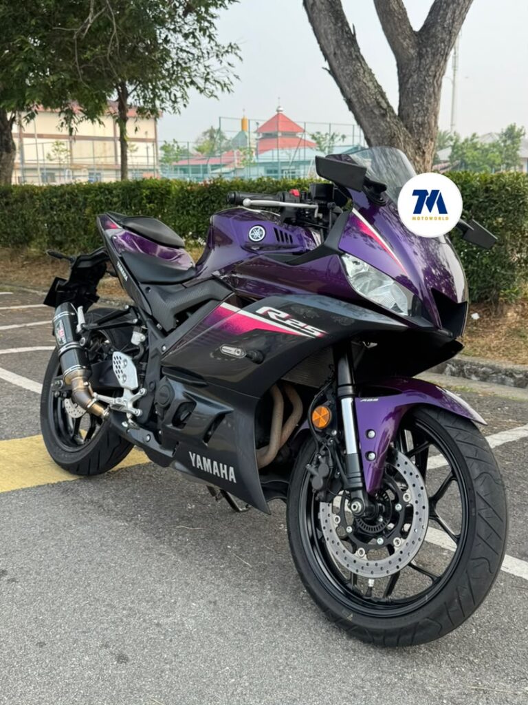Front 3/4 view of a Yamaha R25 V3 motorcycle