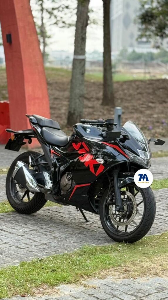 Front view of Suzuki Gixxer SF250 motorcycle in black and red