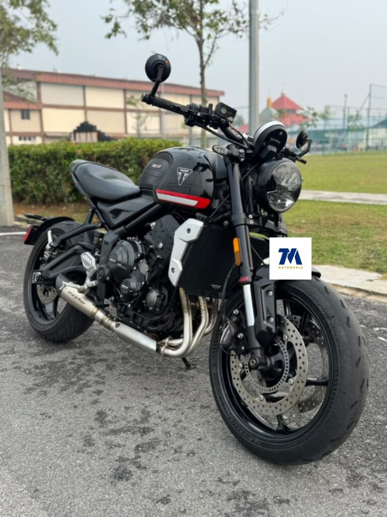 Triumph Trident 660 black facing front-3/4 view