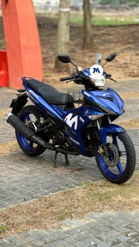 Yamaha Y15 motorcycle with Movistar livery facing forward