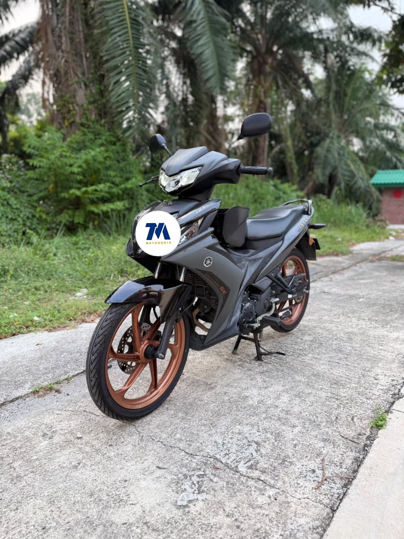 front view of a Yamaha LC 135 SE motorcycle