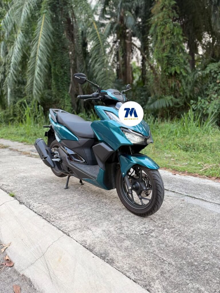 Honda Vario 160 cyan front view