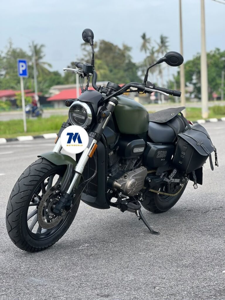 front-3/4 view of the motorcycle QJMOTOR SRV 250