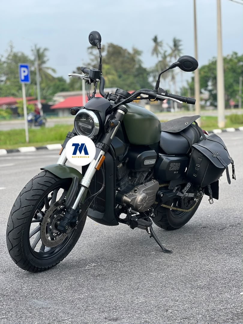 front-3/4 view of the motorcycle QJMOTOR SRV 250