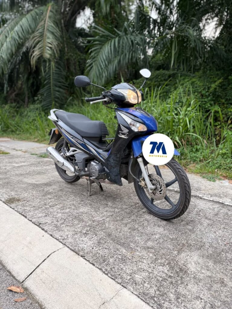 Front 3/4 view of a blue Honda Wave 125 motorcycle