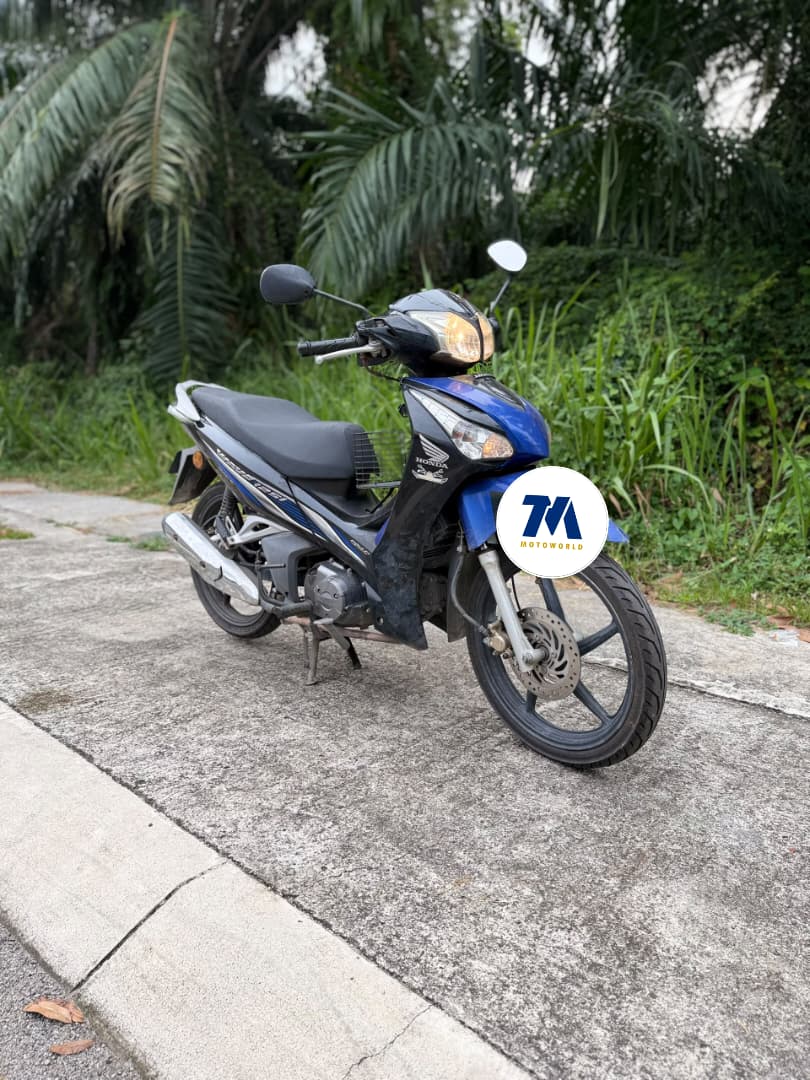 Front 3/4 view of a blue Honda Wave 125 motorcycle