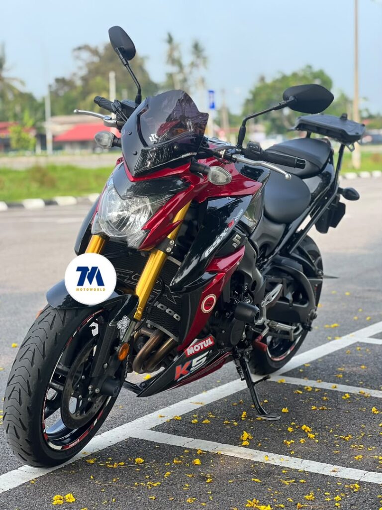 Front view of Suzuki GSXS1000, red and black
