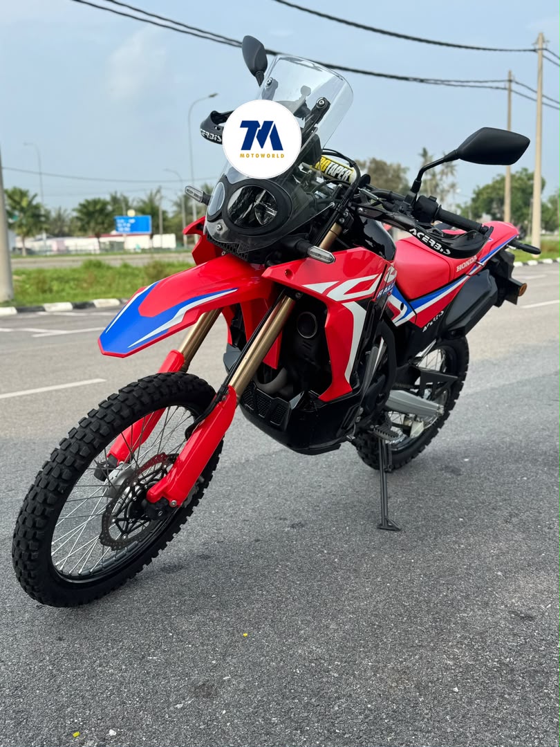 Front view of the Honda CRF 250 motorcycle, showcasing its headlight and handlebars