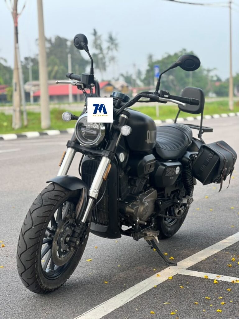 Front 3/4 view of QJMOTOR SRV 250 motorcycle