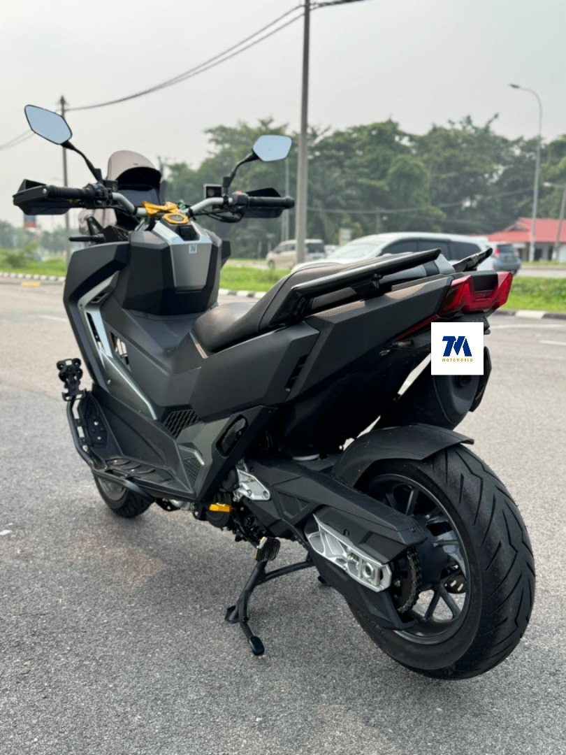 2025 SYM ADXTG 400 | Black | Windshield & Handguard - Image 4