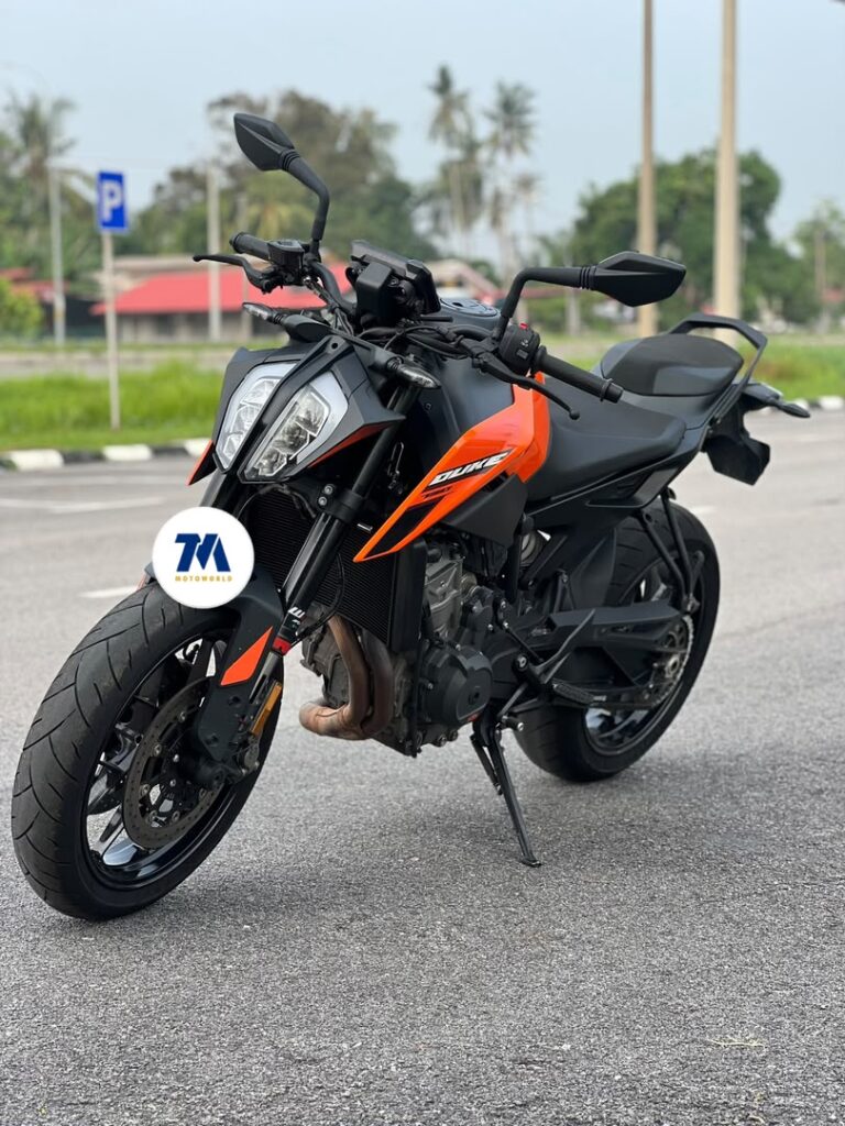 KTM Duke 790 motorcycle front view with headlight and handlebars
