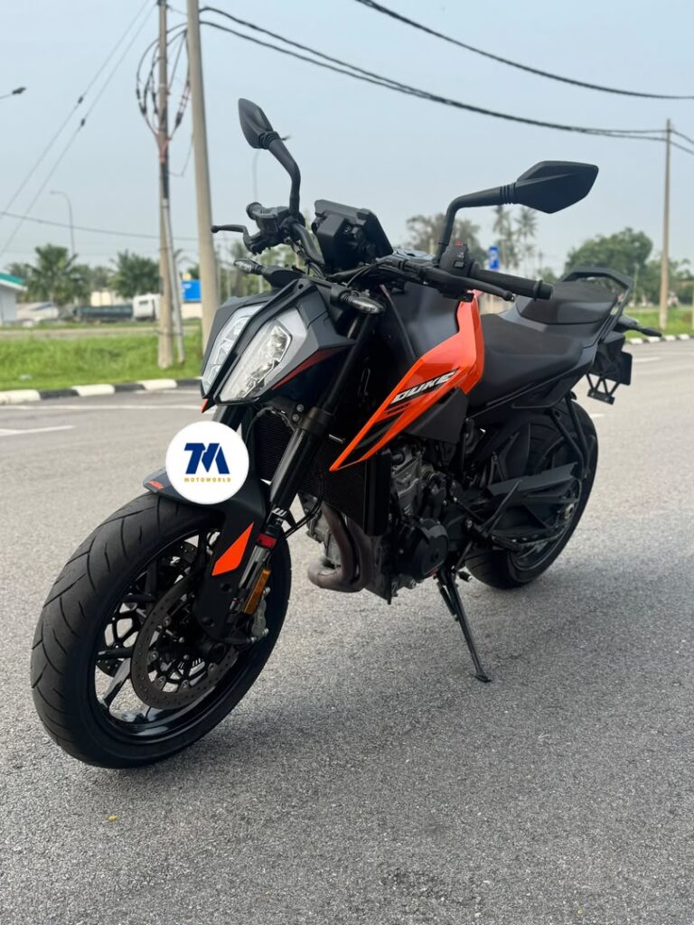 Front view of an orange KTM Duke 790 motorcycle.