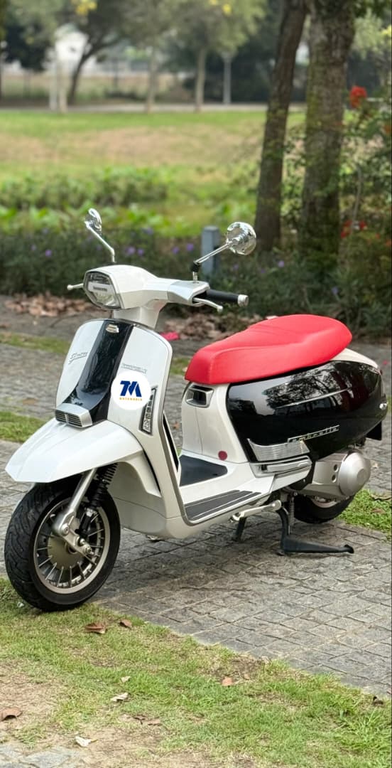 Front view of Lambretta G350 Series motorcycle, white with red seat