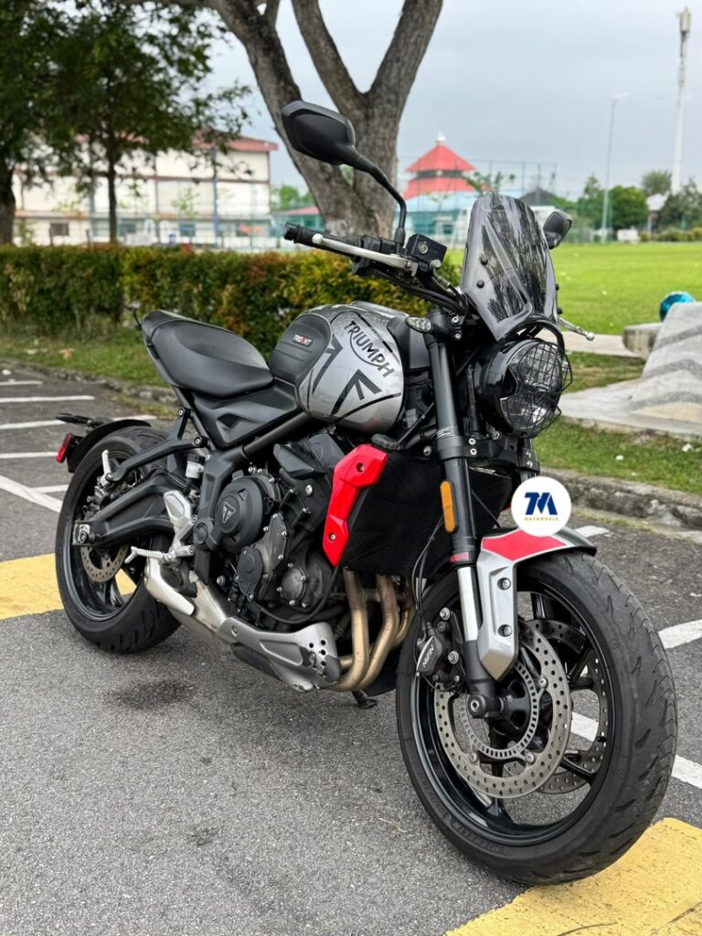 front view of Triumph Trident 660 motorcycle