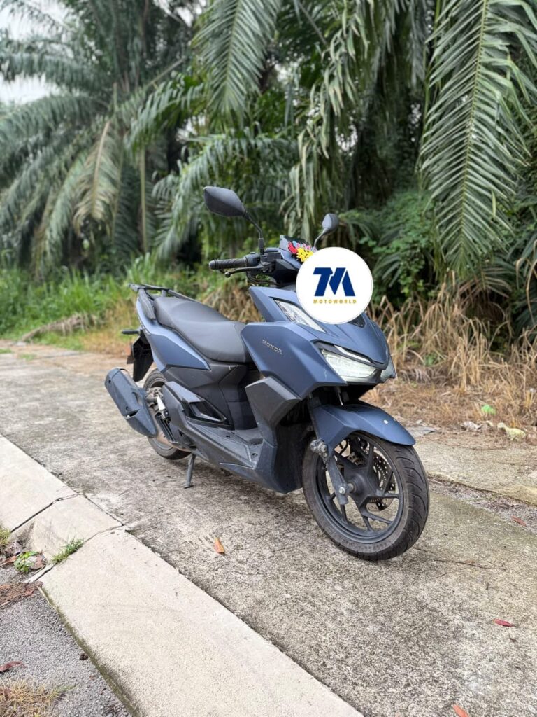Blue Honda Vario 160 SE motorcycle facing the camera