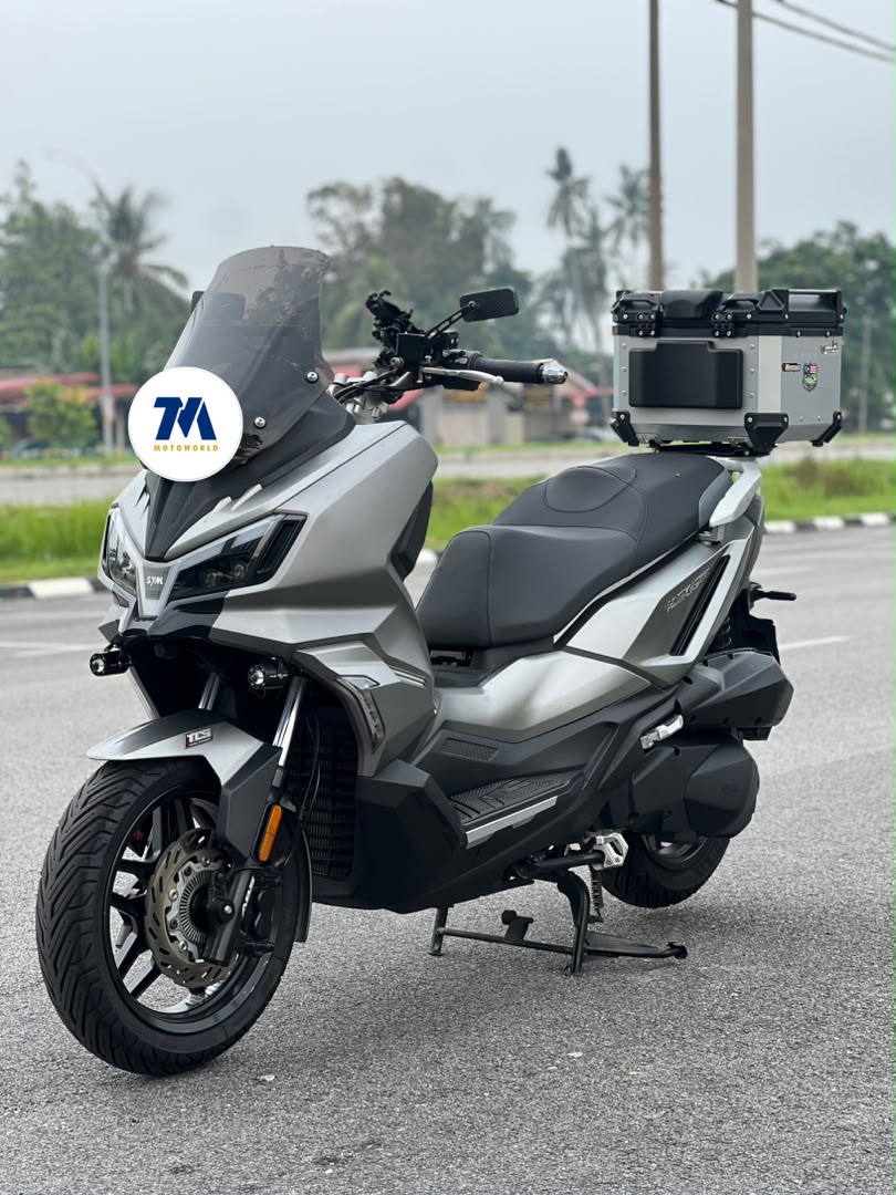 Front 3/4 view of SYM Husky 300 motorcycle