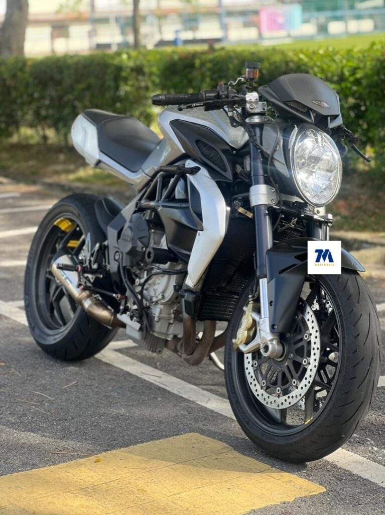 Front view of a Mv Agusta Brutale 800 motorcycle