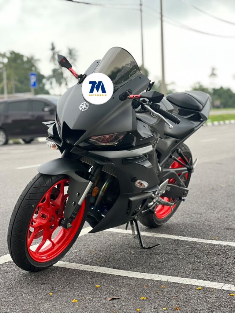 front view of Yamaha R25 with red wheels