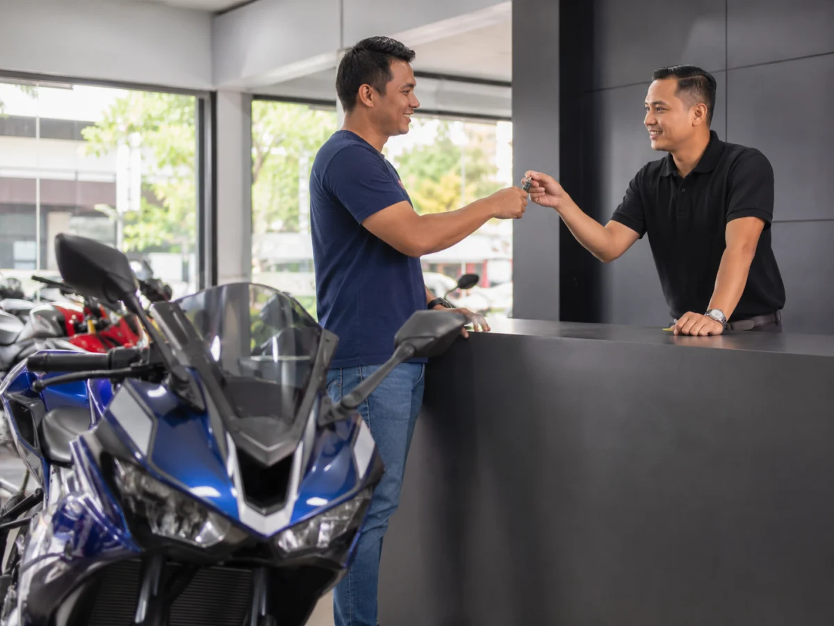 Jual motor kepada dealer motosikal berlesen